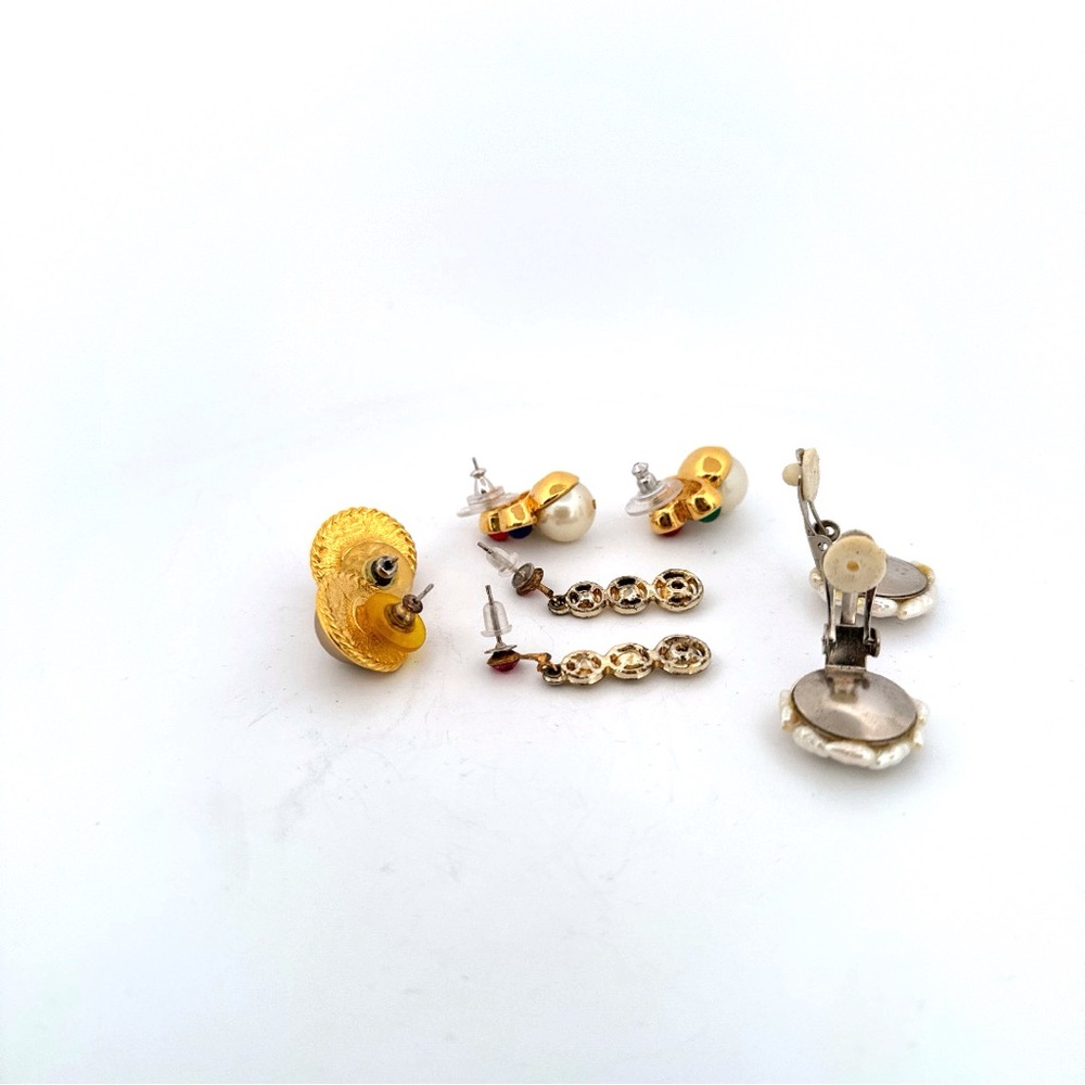 A bundle of 4 pairs of estate sale find vintage earrings - Picture 7 of 8